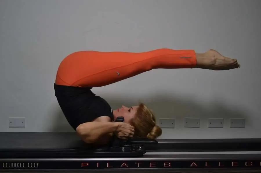 Karina Gutiérrez practicando Pilates Reformer en Ayre Pilates
