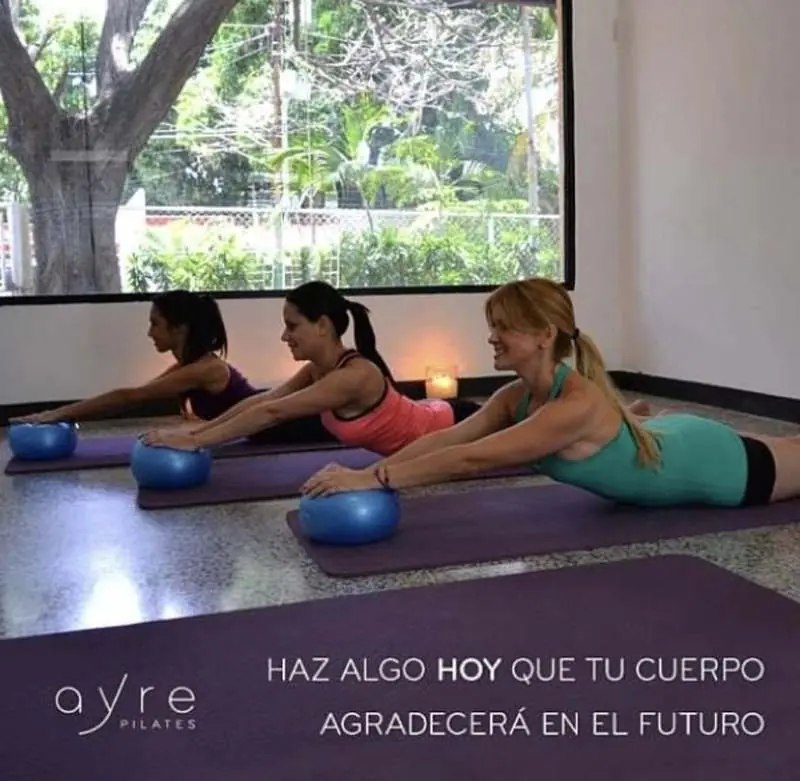 Clase grupal de Pilates mat en el estudio Ayre Pilates, Las Condes