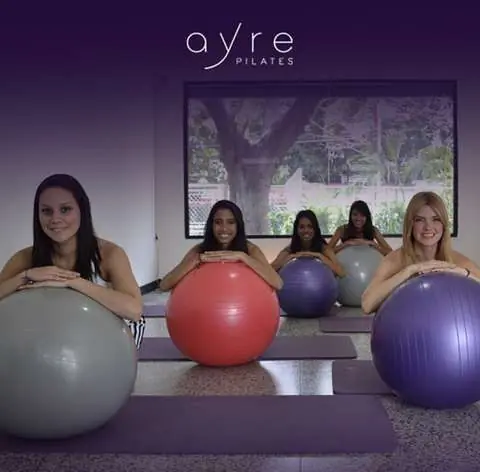 Alumnas en clase grupal de Pilates con balón fitness, Ayre Pilates
