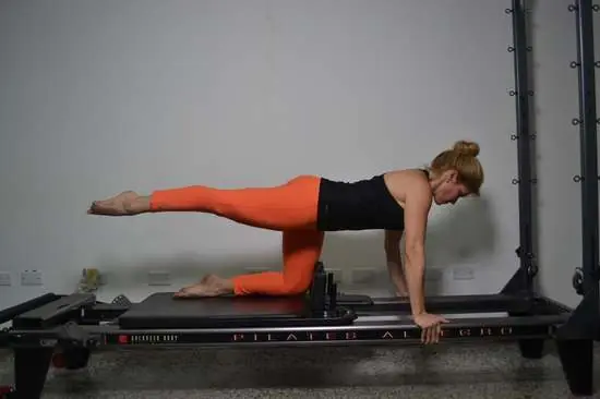 Ejercicio de fortalecimiento en Pilates Reformer, Ayre Pilates